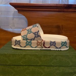 Multicolored GUCCI platform slides.
